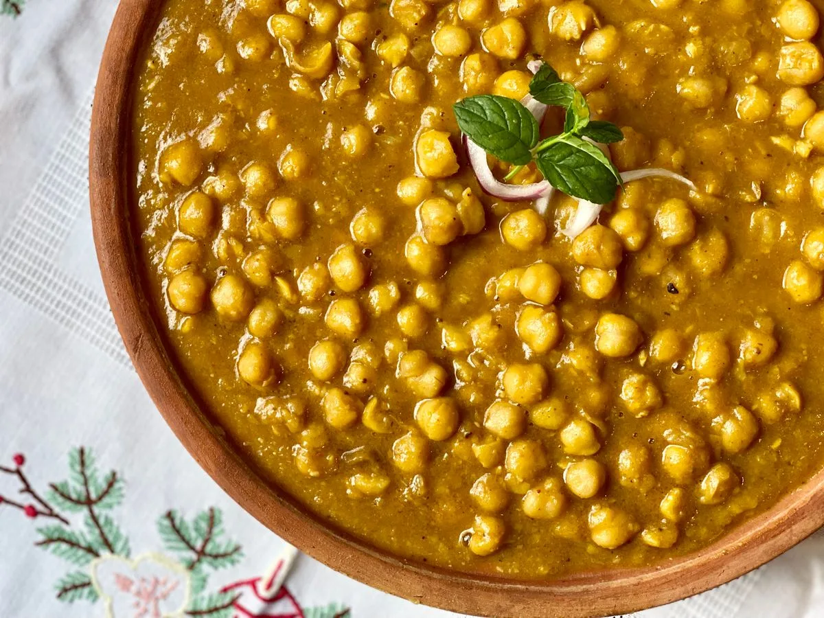 Chickpea curry with herbs