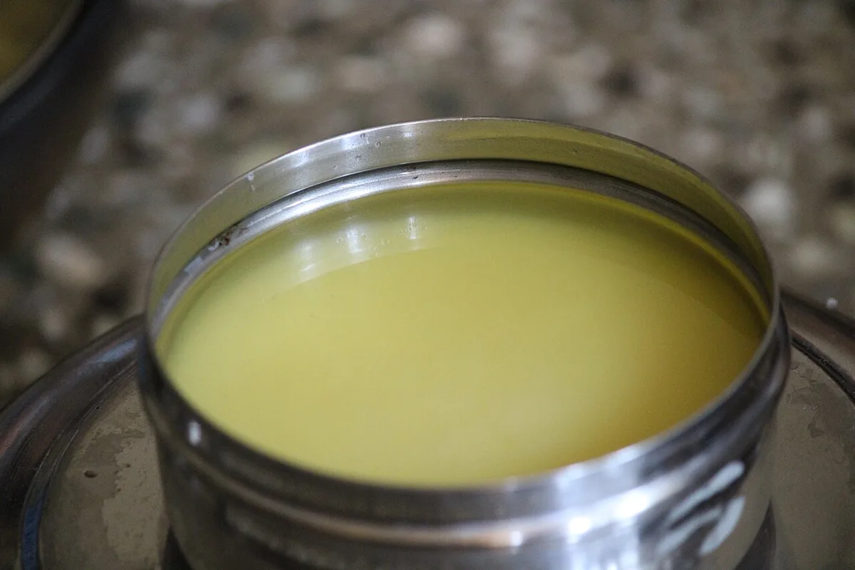 Ghee in einem geöffneten Glas