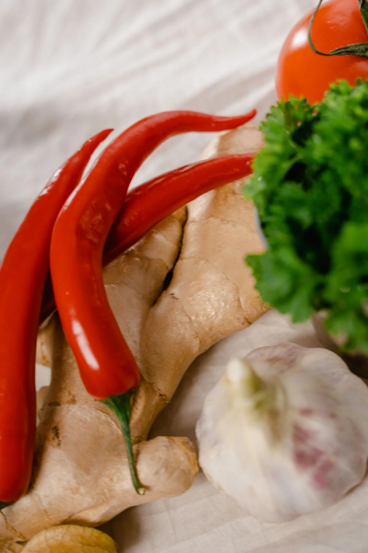Ingwer, Knoblauch und rote Chili auf einem Holzbrett