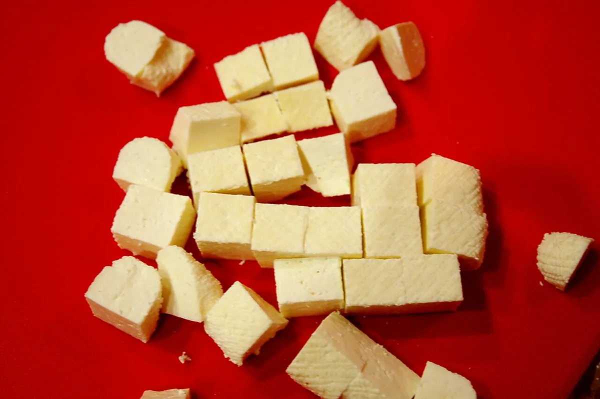 Paneer in Stücke geschnitten