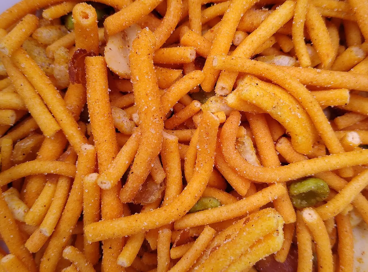 Namkeen mixture with crunchy components