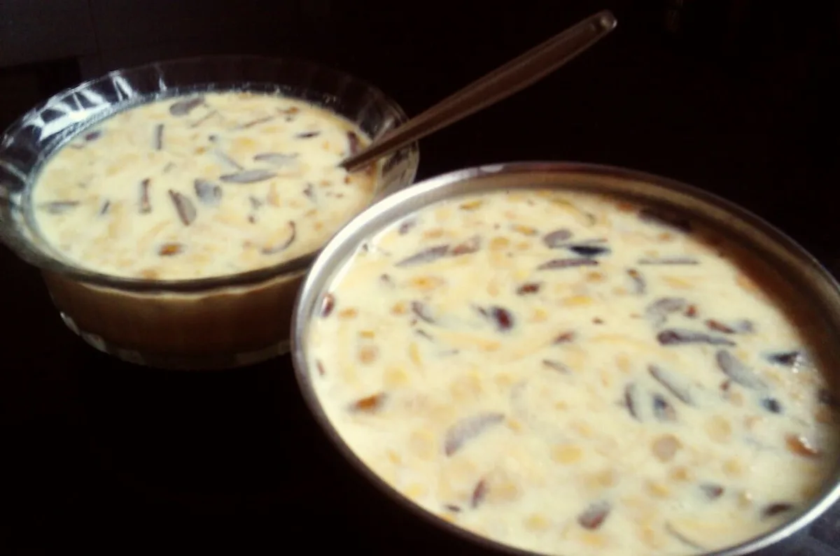 Creamy vermicelli dessert in two bowls